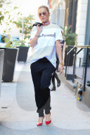 PEOPLE - Casual-Chic: Rita Ora auf dem Weg in die Studios