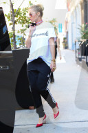 PEOPLE - Casual-Chic: Rita Ora auf dem Weg in die Studios