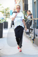 PEOPLE - Casual-Chic: Rita Ora auf dem Weg in die Studios