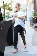 PEOPLE - Casual-Chic: Rita Ora auf dem Weg in die Studios