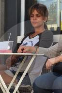 PEOPLE - Halle Berry wirkt etwas müde