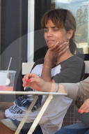 PEOPLE - Halle Berry wirkt etwas müde