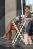 PEOPLE - Halle Berry wirkt etwas müde