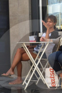 PEOPLE - Halle Berry wirkt etwas müde