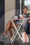 PEOPLE - Halle Berry wirkt etwas müde