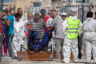NEWS - Gerettete Flüchtlinge treffen in Trapani ein