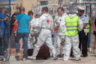 NEWS - Gerettete Flüchtlinge treffen in Trapani ein