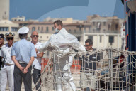 NEWS - Gerettete Flüchtlinge treffen in Trapani ein