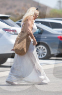 PEOPLE - Pamela Anderson ohne Make-Up in Malibu unterwegs