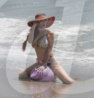 PEOPLE - Phoebe Price rŠkelt sich mal wieder halbnackt fŸr die Fotografen