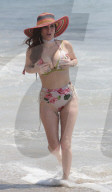 PEOPLE - Phoebe Price rŠkelt sich mal wieder halbnackt fŸr die Fotografen