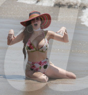 PEOPLE - Phoebe Price rŠkelt sich mal wieder halbnackt fŸr die Fotografen