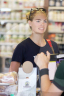 PEOPLE - Kate Upton mit dem "Killing It" Shirt in Hollywood unterwegs