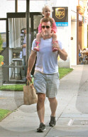 PEOPLE - James Van Der Beek mit den Kids in Beverly Hills unterwegs