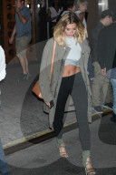 PEOPLE - Bauchfrei: Hailey Baldwin bauchfrei in New York unterwegs