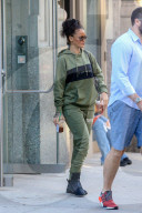 PEOPLE - Rihanna verlässt im Trainer das Hotel in New York