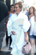 PEOPLE - Hilary Duff im Bademantel zum Filmset