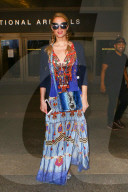 PEOPLE - Sommerlich: Paris Hilton landet in Los Angeles