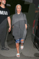 PEOPLE - Amber Rose hüllt sich in einen XXL Hoodie