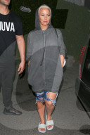 PEOPLE - Amber Rose hüllt sich in einen XXL Hoodie