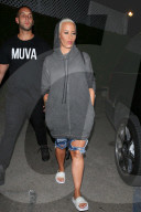 PEOPLE - Amber Rose hüllt sich in einen XXL Hoodie