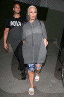 PEOPLE - Amber Rose hüllt sich in einen XXL Hoodie