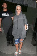 PEOPLE - Amber Rose hüllt sich in einen XXL Hoodie