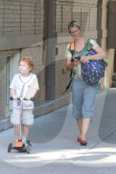 PEOPLE - Cynthia Nixon bringt Klein Max zur Schule