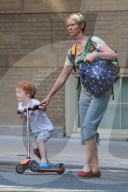 PEOPLE - Cynthia Nixon bringt Klein Max zur Schule