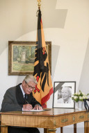 NEWS - Joachim Gauck trägt sich im Kondolenzbuch von Walter Scheel ein