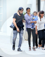 PEOPLE - Zoe Saldana und Marco Perego mit Klein Bowie in Beverly Hills unterwegs