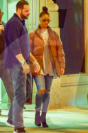 PEOPLE - Rihanna mir Daunenjacke in New York unterwegs