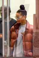 PEOPLE - Rihanna mir Daunenjacke in New York unterwegs