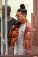 PEOPLE - Rihanna mir Daunenjacke in New York unterwegs