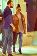 PEOPLE - Rihanna mir Daunenjacke in New York unterwegs