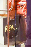 PEOPLE - Rihanna mir Daunenjacke in New York unterwegs