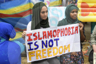 NEWS - London: Burkini Befürworter demonstrieren vor französischer Botschaft