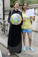 NEWS - London: Burkini Befürworter demonstrieren vor französischer Botschaft