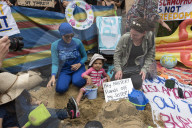 NEWS - London: Burkini Befürworter demonstrieren vor französischer Botschaft