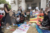 NEWS - London: Burkini Befürworter demonstrieren vor französischer Botschaft