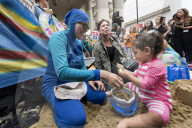 NEWS - London: Burkini Befürworter demonstrieren vor französischer Botschaft