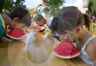 FEATURE - Wassermelone essen Wettbewerb in Spanien
