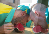 FEATURE - Wassermelone essen Wettbewerb in Spanien