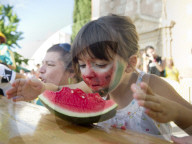 FEATURE - Wassermelone essen Wettbewerb in Spanien