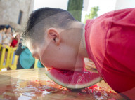 FEATURE - Wassermelone essen Wettbewerb in Spanien