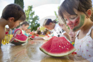 FEATURE - Wassermelone essen Wettbewerb in Spanien