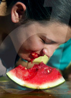 FEATURE - Wassermelone essen Wettbewerb in Spanien