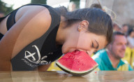 FEATURE - Wassermelone essen Wettbewerb in Spanien