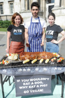NEWS - PETA Demonstration: 'Vegan-Dog' gebraten am Trafalgar Square in London