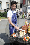 NEWS - PETA Demonstration: 'Vegan-Dog' gebraten am Trafalgar Square in London